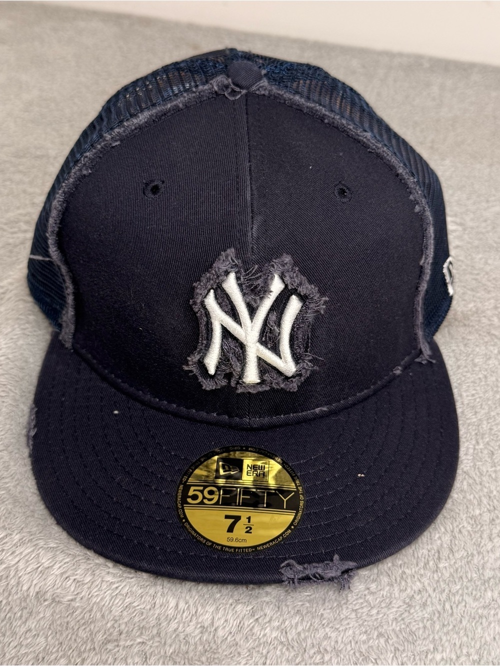 New Era 59FIFTY NY Yankees Mesh Trucker Fitted Hat Distressed Navy NWOT SZ 7 1/2